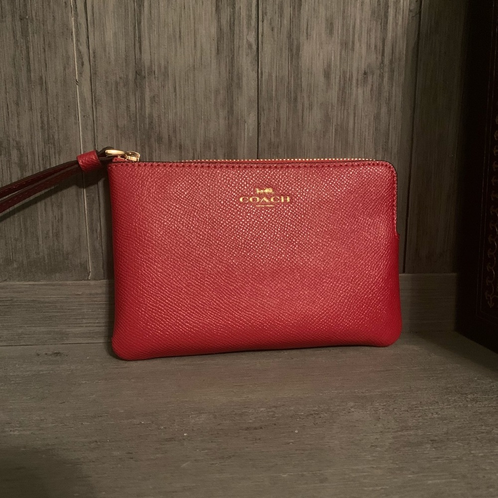 Coach purse brand new still has the tag .I will lower price if needed